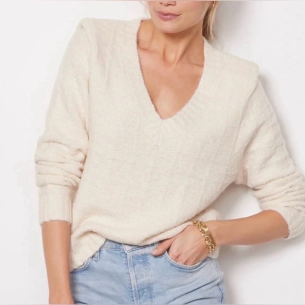 Evereve Ashlyn Strong Shoulder V-Neck Sweater in Cream Metallic
